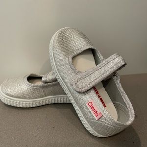 Cienta Mary Jane Sneakers Silver Size 22 NWT